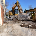 Der Bagger beim Ausräumen des Seitenschiffes